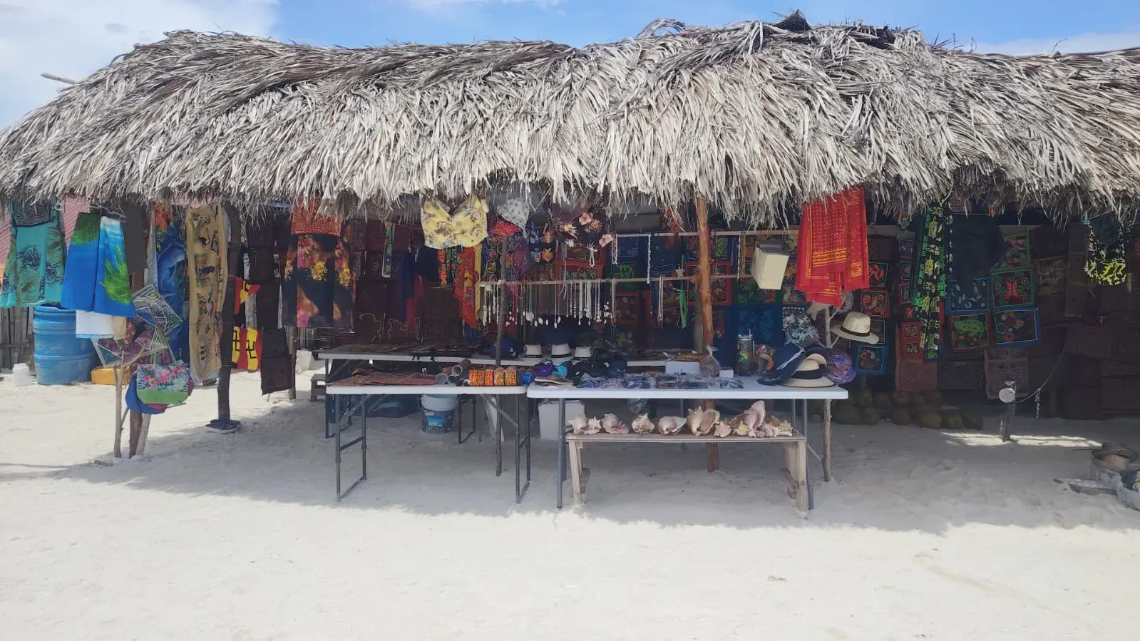 Molas y artesanías guna exhibidas en la isla
