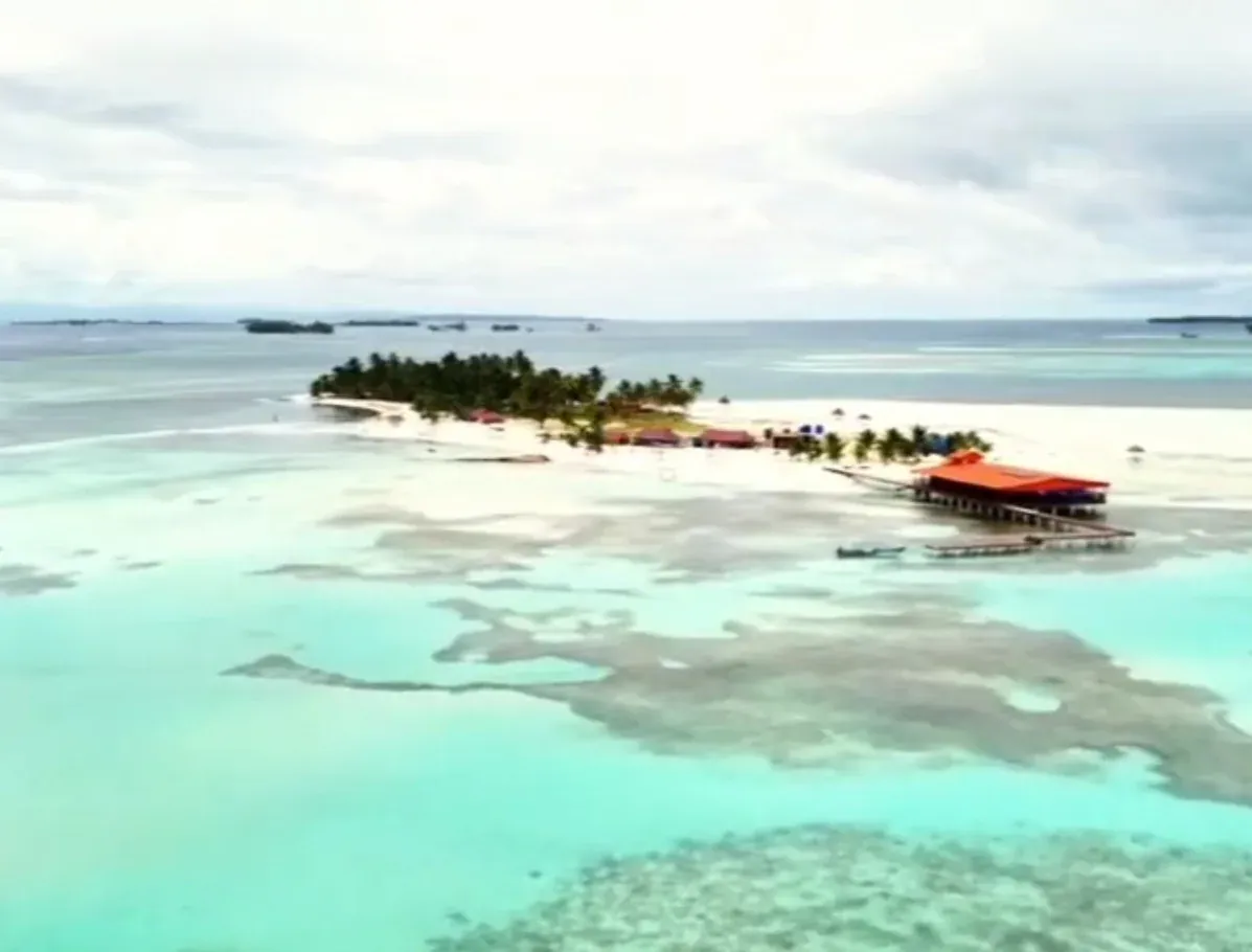 Isla rodeada de arrecife y aguas poco profundas