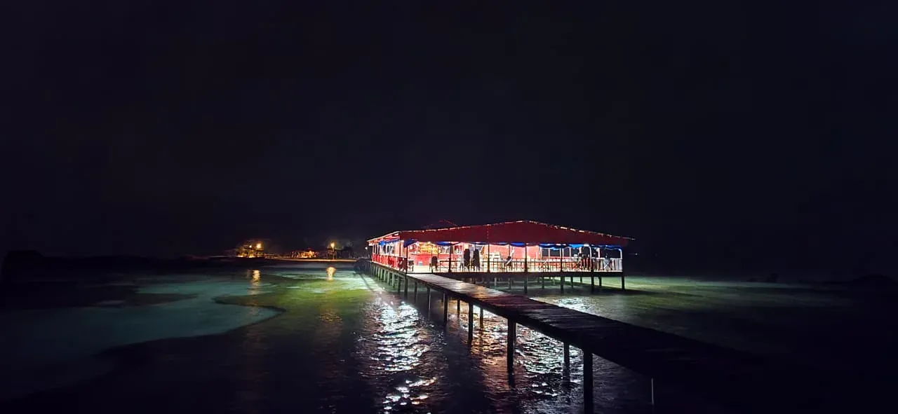 Restaurante sobre el agua iluminado de noche